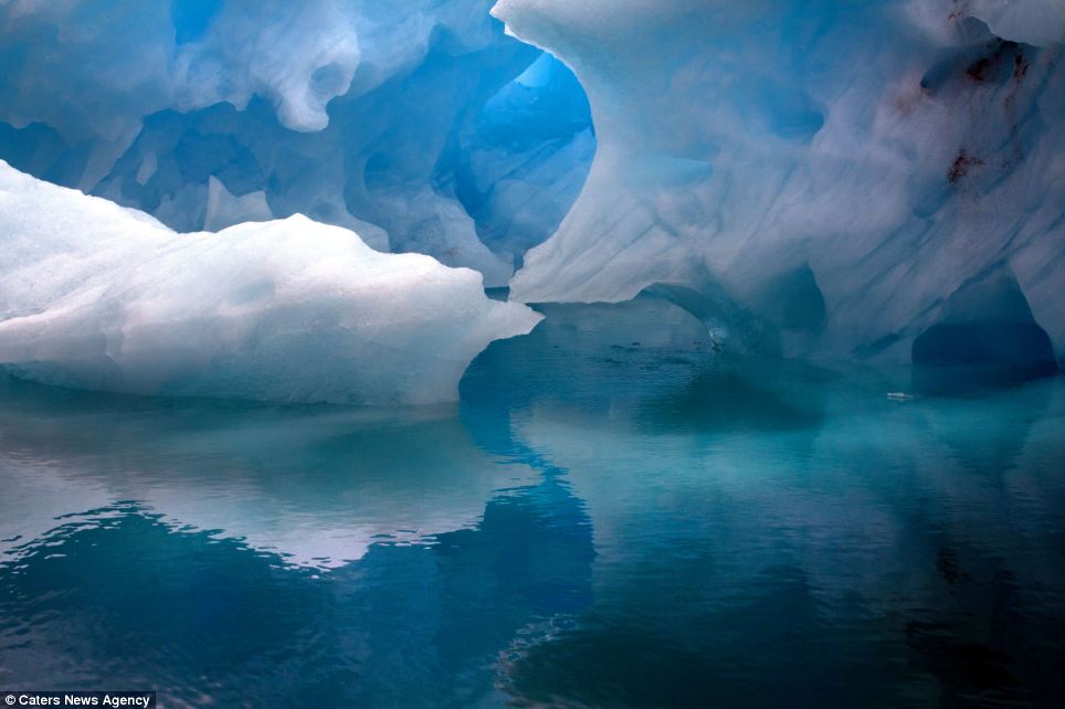 Sắc xanh hút hồn của những tảng băng trôi ở Iceland 5
