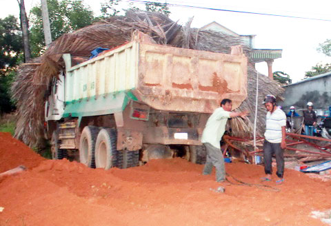 Xe tải đâm sập quán ăn 1