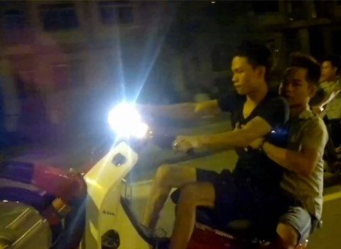 Video: Nhóm quái xế bốc đầu xe trên đại lộ Thăng Long 1