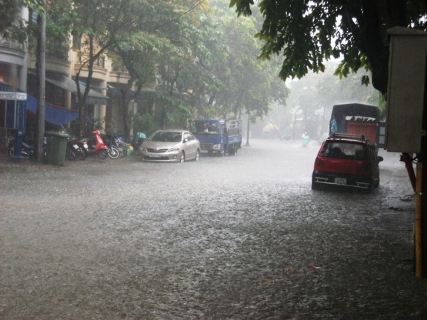 Mưa lớn, cố đô Huế chìm trong biển nước 10