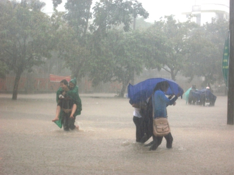 Mưa lớn, cố đô Huế chìm trong biển nước 1