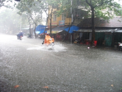 Mưa lớn, cố đô Huế chìm trong biển nước 7