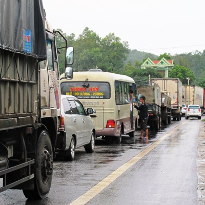 Quốc lộ 1A ùn tắc suốt 3 tiếng vì tai nạn 3