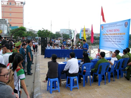 Cần Thơ: Ngập tràn rác trong ngày phát động...tuyến đường kiểu mẫu 1