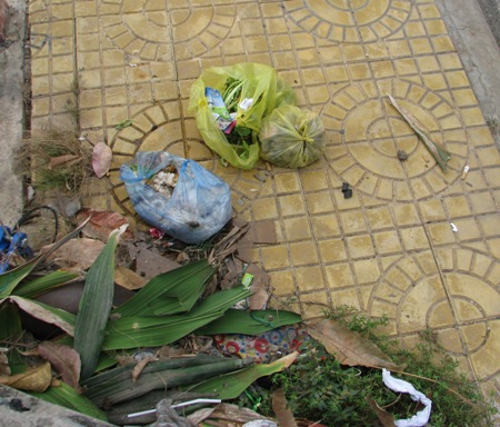 Cần Thơ: Ngập tràn rác trong ngày phát động...tuyến đường kiểu mẫu 7