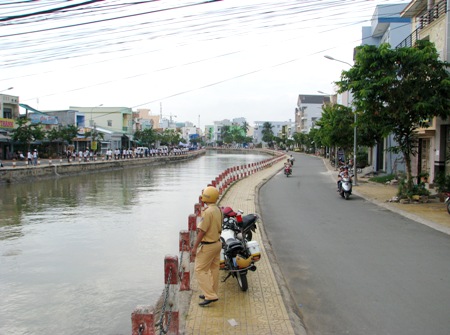 Cần Thơ: Ngập tràn rác trong ngày phát động...tuyến đường kiểu mẫu 9