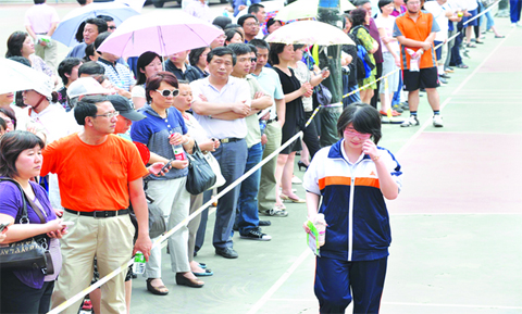 TQ: Bố mẹ ẩu đả giành quyền thi đại học cho con 1