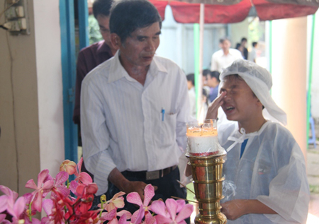 Bé trai nghẹn ngào bên quan tài mẹ và em gái 1