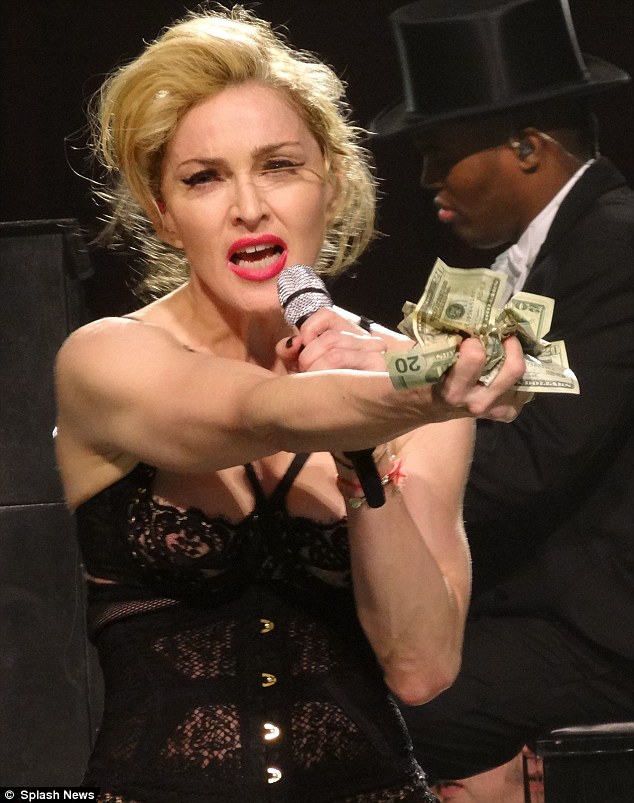 Madonna mặc quần lọt khe lên sân khấu 5