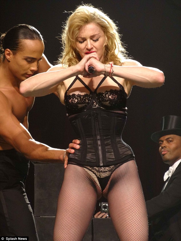Madonna mặc quần lọt khe lên sân khấu 1