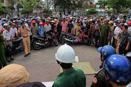 Bị phát hiện, 2 tên cướp ngân hàng bắn trả cảnh sát 1