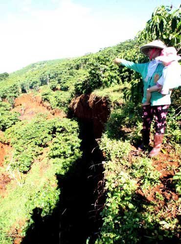 Lâm Đồng: Đất nứt toác, sụt lún nghiêm trọng gần hồ thủy điện 2