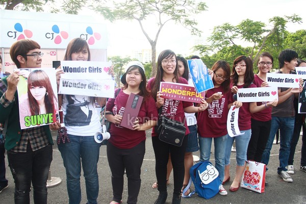 Fan Việt đội nắng chờ đợi Wonder Girl, ZE:A 6