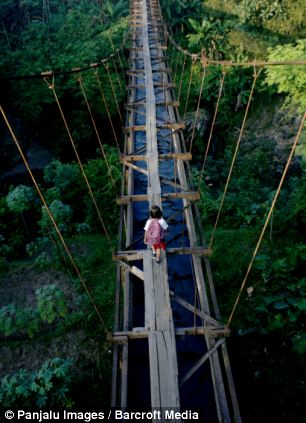 Indonesia: Trẻ em đánh cược mạng sống để được tới trường 5