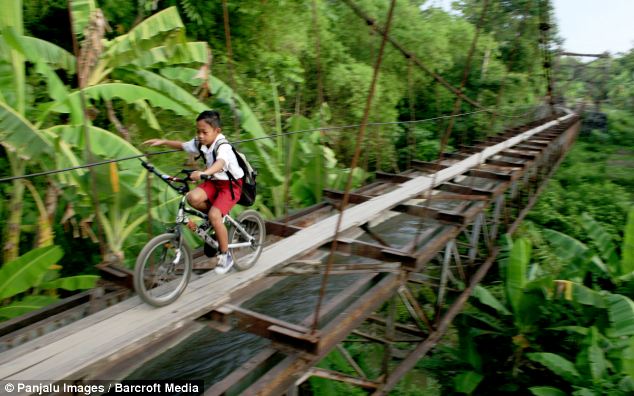 Indonesia: Trẻ em đánh cược mạng sống để được tới trường 1