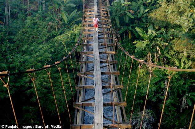 Indonesia: Trẻ em đánh cược mạng sống để được tới trường 2