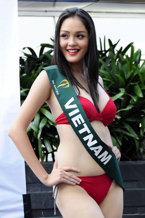 Hoa hậu Czech ngã nhào khi vừa thành Miss Earth 3