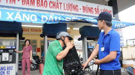 Dùng loa phát thanh chống... gian lận xăng dầu 1