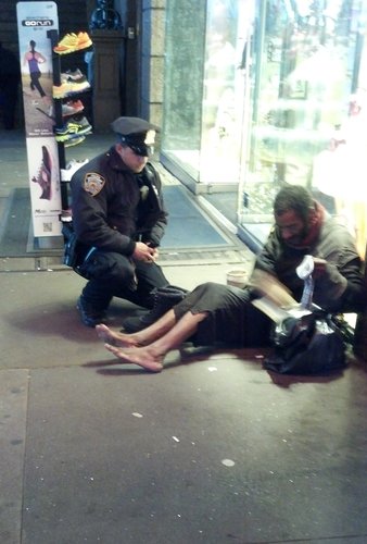 Bức ảnh về tình người cảm động của một cảnh sát New York 1