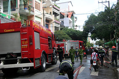 TPHCM: Cháy nhà 2 tầng, cả khu dân cư náo loạn 2