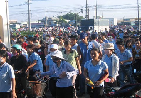 Nợ lương, tăng giá: Công nhân ‘bóp mồm, bóp miệng’ 1