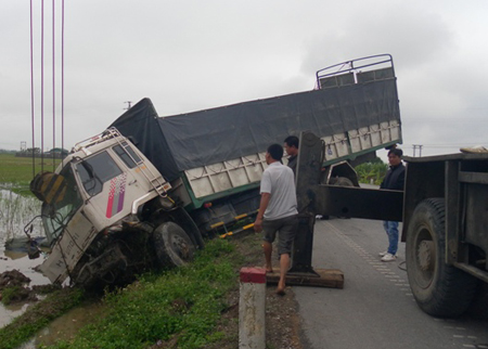 Xe tải "làm xiếc" giữa đêm khuya 1