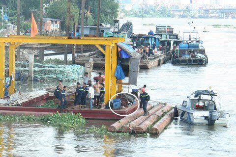 TP.HCM: Hít keo chó, bé gái ngã xuống sông tử vong 1