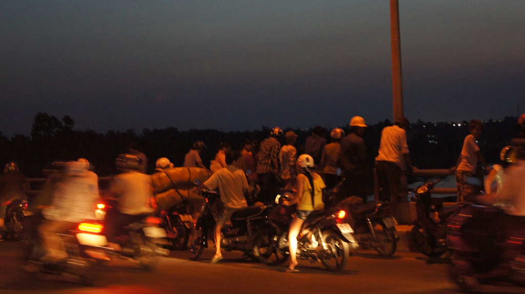 Để xe máy giữa cầu, thiếu nữ nhảy sông Sài Gòn tự tử 1