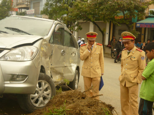 Vượt xe tải, 'xế hộp' ủi bay dải phân cách 7