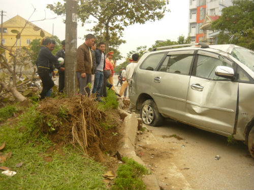 Vượt xe tải, 'xế hộp' ủi bay dải phân cách 9