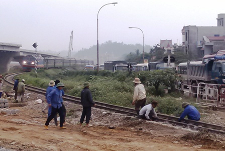 Tàu trật bánh, QL1A tắc nghẽn hàng chục km 6