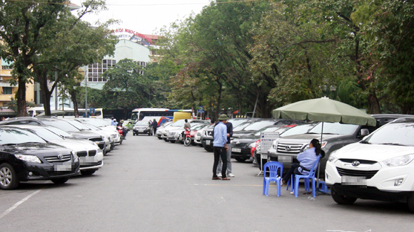 Tăng gấp 3 phí trông ô tô để tăng lương cho người trông 1