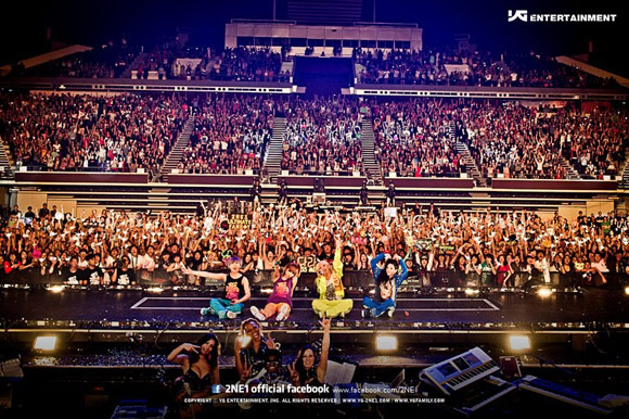 2NE1 kết thúc tour diễn thế giới trong nước mắt 2