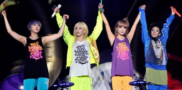 2NE1 kết thúc tour diễn thế giới trong nước mắt 1