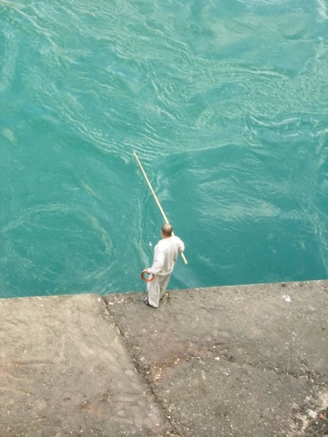 Kinh hoàng kiểu câu cá mạo hiểm ở đập xả thủy điện Hòa Bình 6