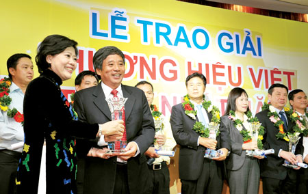 100-doanh-nghiep-nhan-giai-thuong-thuong-hieu-viet-ben-vung