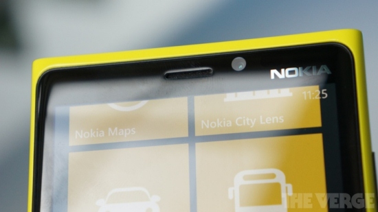 nokia-lumia-920-va-lumia-820-xuat-hien-long-lanh-ngay-ra-mat