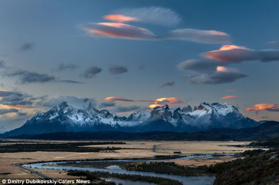 ki-la-voi-dam-may-hinh-ufo-tren-bau-troi-o-chile