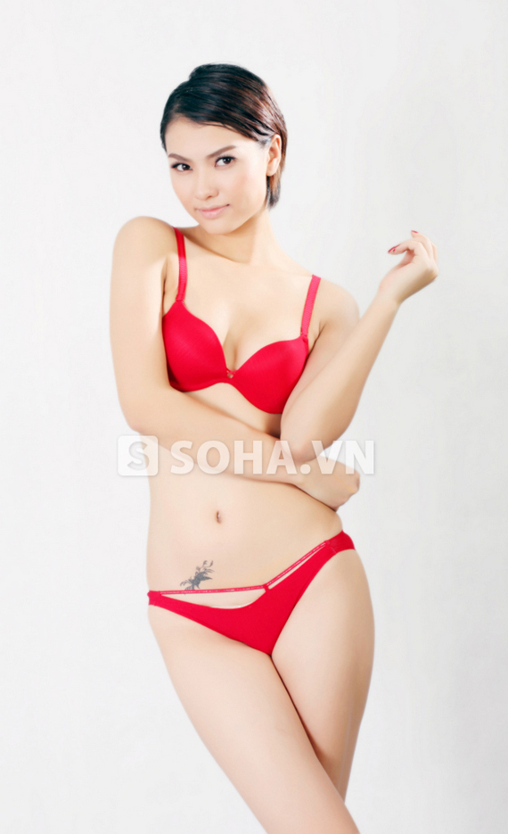 hong-que-khoe-anh-bikini-boc-lua-ben-canh-que-van