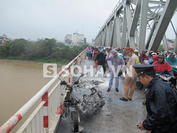 bat-chap-mua-bao-xe-may-boc-chay-du-doi-tren-cau-chuong-duong