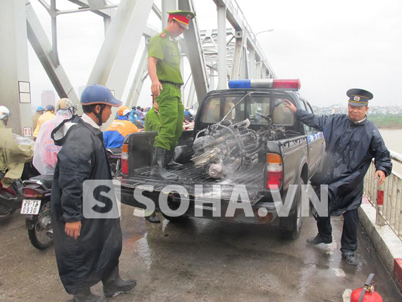 bat-chap-mua-bao-xe-may-boc-chay-du-doi-tren-cau-chuong-duong