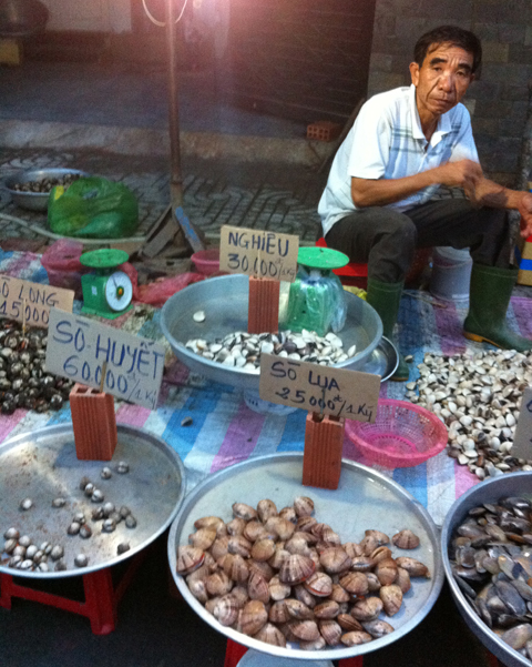 Vào ngày cuối tuần, sò huyết luôn hết hàng.