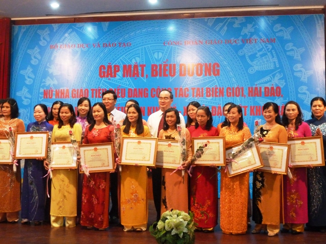 Phó TT Nguyễn Thiện Nhân tặng bằng khen cho 128 nữ giáo viên tiêu biểu 3