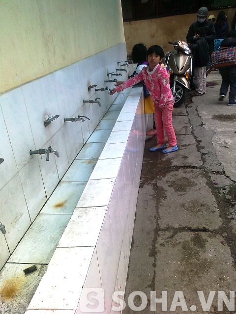 Hà Nội: Kinh sợ nhà vệ sinh trường tiểu học 8