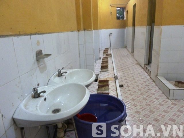 Hà Nội: Kinh sợ nhà vệ sinh trường tiểu học 6