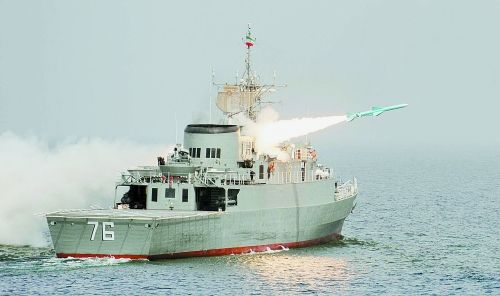 Tàu hộ vệ lớp Jamaran do Iran chế tạo được trang bị tên lửa chống hạm C-802 nhập của Trung Quốc