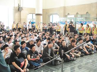 Thanh niên Đài Loan chờ đăng ký nhập ngũ