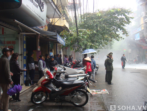 Hà Nội: Cả bó dây điện bùng cháy dưới trời mưa 2