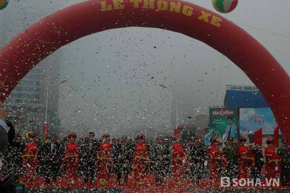 Cầu vượt nhẹ thứ 4 nút Nguyễn Chí Thanh - Láng và Trần Duy Hưng chính thức thông xe