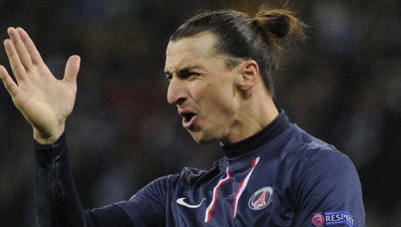 Ibrahimovic giật nước, đe dọa trọng tài biên 1